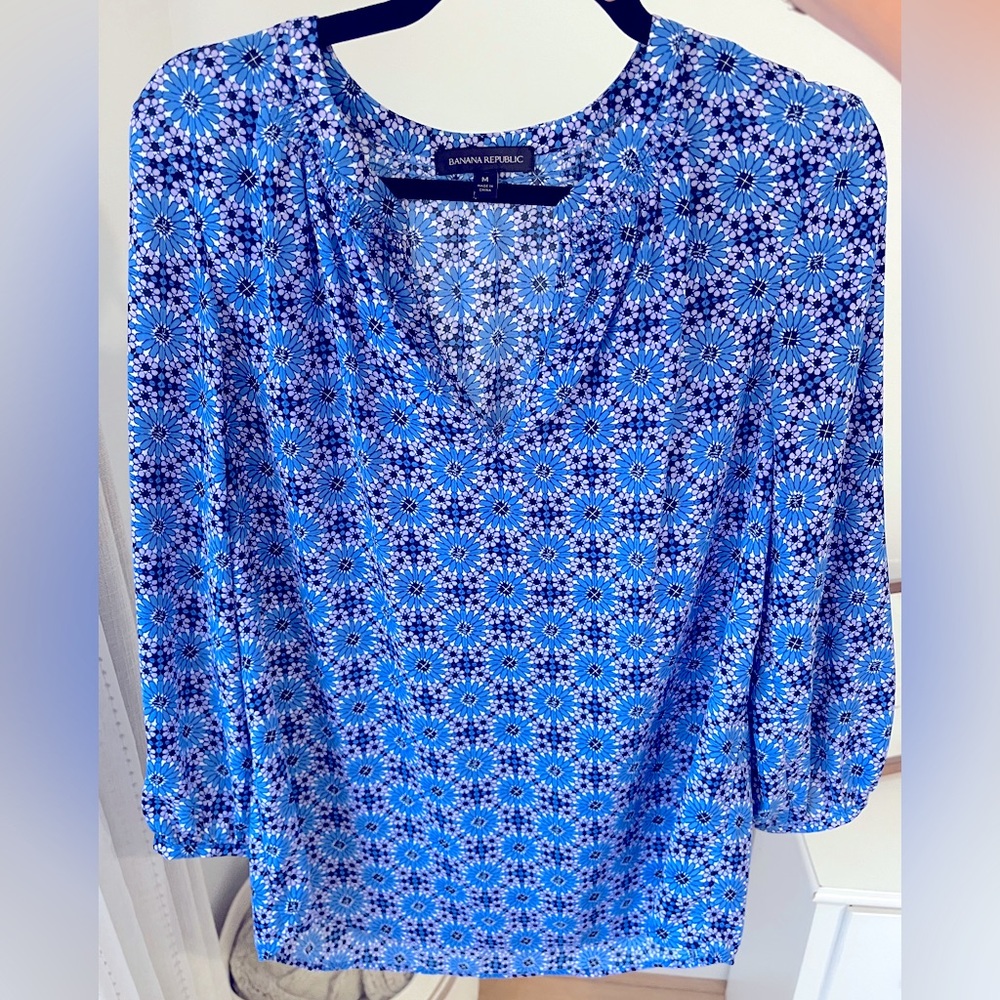 Beautiful blue Banana Republic Top/Blouse, Size Medium, Perfect Condition